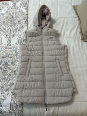 New Balance Women's Hooded Puffer Vest - Taupe Beige